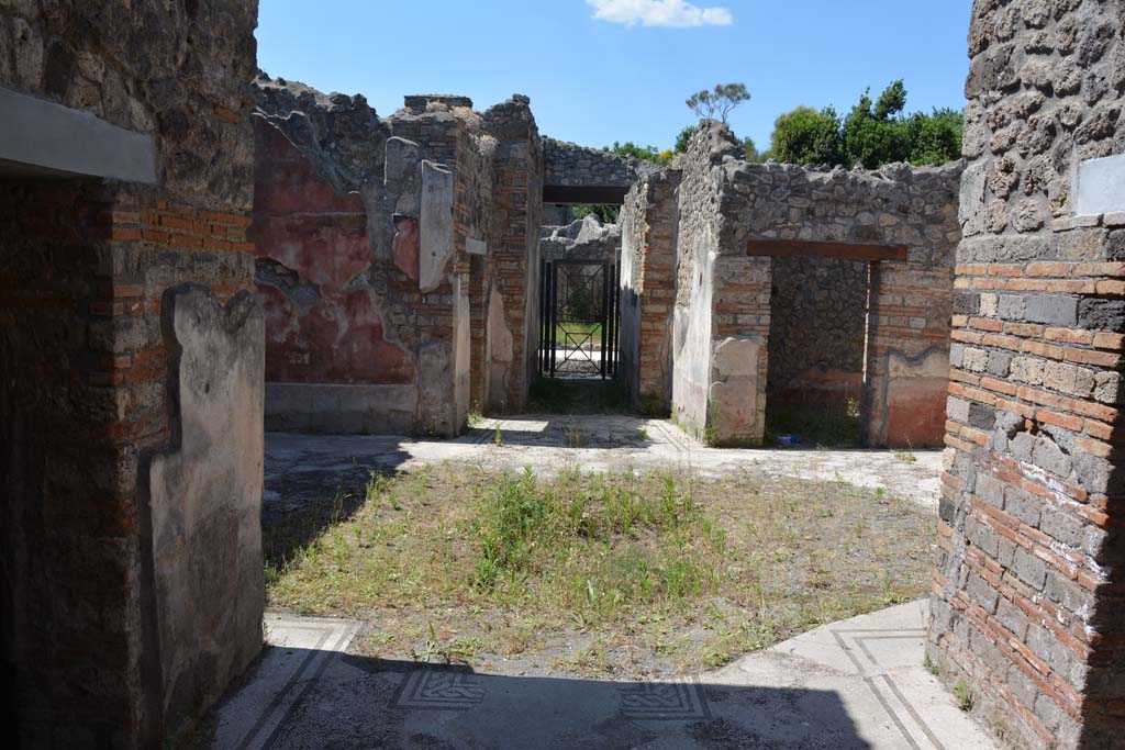 IX.5.6 Pompeii. May 2017. Atrium c’, looking across atrium c with impluvium towards entrance doorway. 
Foto Christian Beck, ERC Grant 681269 DÉCOR.

