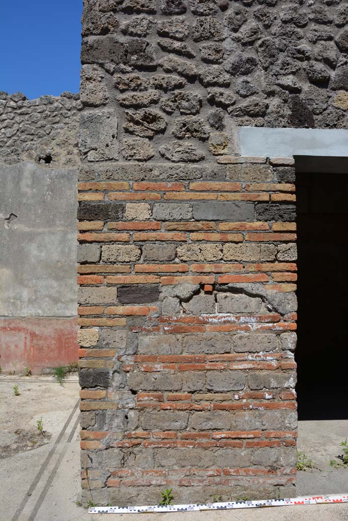 IX.5.6 Pompeii. May 2017. Area c’, with pilaster on north side of doorway to room g
Foto Christian Beck, ERC Grant 681269 DÉCOR.

