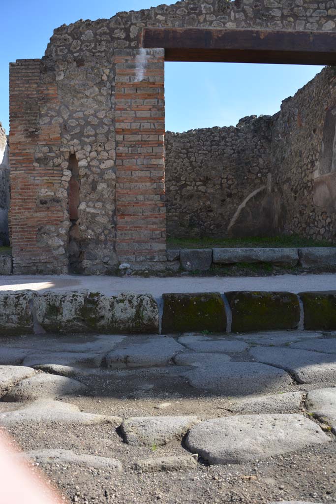 IX.5.7 Pompeii. March 2017. Looking south across Via di Nola towards east side of entrance doorway.
Foto Christian Beck, ERC Grant 681269 DÉCOR.

