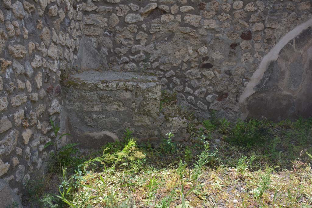 IX.5.7 Pompeii. May 2017. Lower south wall at east end, with detail of base of steps.
Foto Christian Beck, ERC Grant 681269 DÉCOR.
