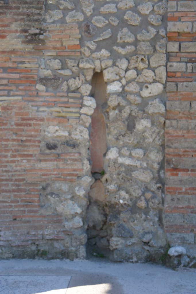 IX.5.8, Pompeii. March 2017. 
Looking south to detail of pilaster between IX.5.8 and IX.5.7, with terracotta downpipe.
Foto Christian Beck, ERC Grant 681269 DÉCOR.
