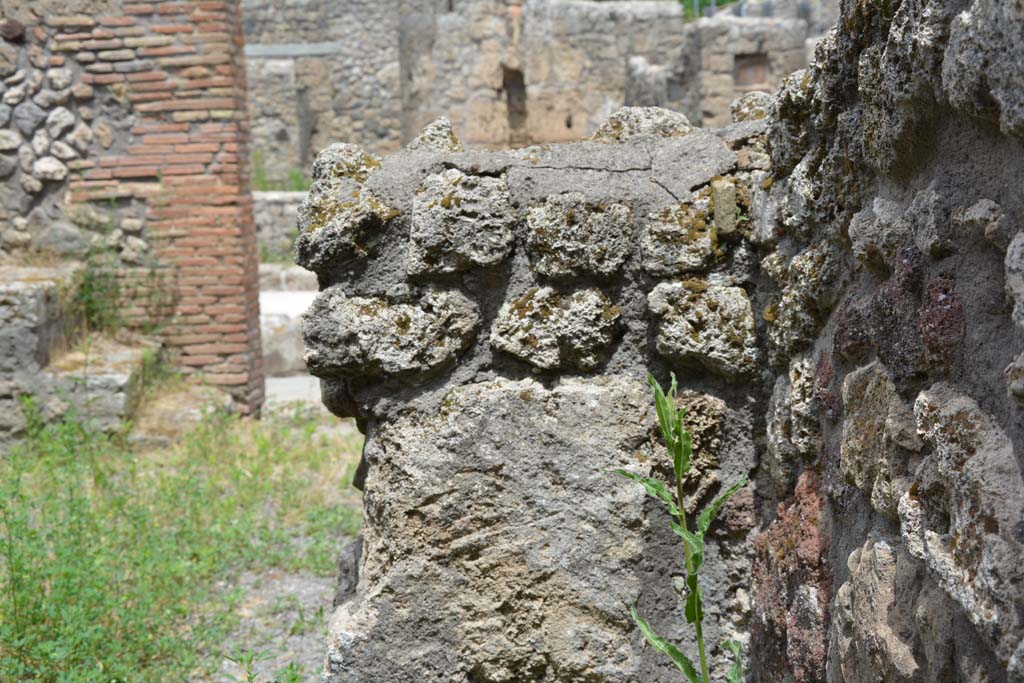 IX.5.8 Pompeii. May 2017. Detail of small wall in north-east corner.
Foto Christian Beck, ERC Grant 681269 DÉCOR.

