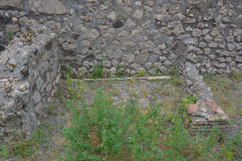 IX.5.8 Pompeii. May 2017. Looking across flooring towards lower west wall.
Foto Christian Beck, ERC Grant 681269 DÉCOR.
