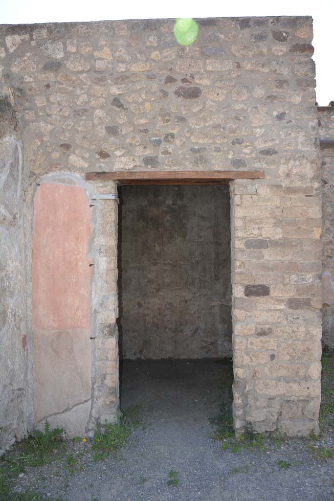 IX.5.9 Pompeii. May 2017. 
Room “b”, looking west to doorway to room “e”, in south-west corner of atrium. 
Foto Christian Beck, ERC Grant 681269 DÉCOR.
