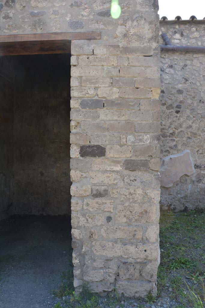 IX.5.9 Pompeii. May 2017. 
Room “b”, looking west to pilaster between doorway to room “e”, on left, and room “d”, on right. 
Foto Christian Beck, ERC Grant 681269 DÉCOR.

