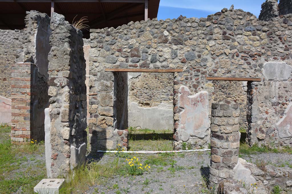 IX.5.9 Pompeii. May 2017. Room i, looking east along north portico towards room m, with two doorways.
Foto Christian Beck, ERC Grant 681269 DCOR.
