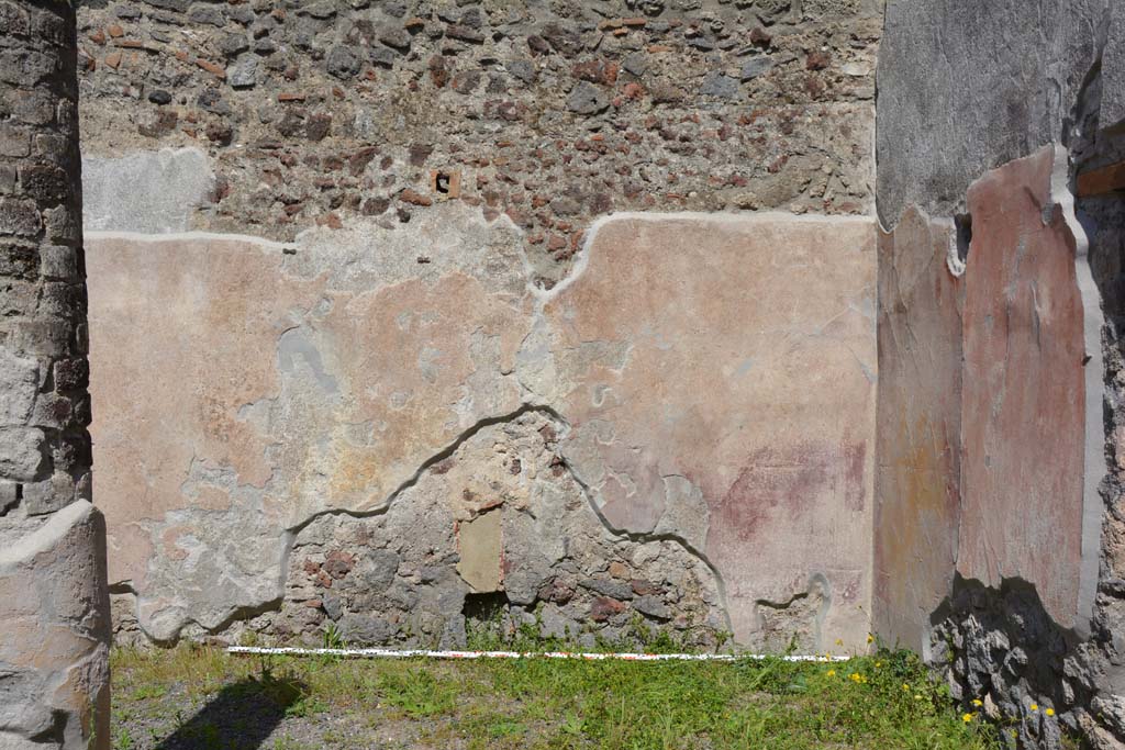 IX.5.9 Pompeii. May 2017. Room i, looking towards east wall in south-east corner of peristyle.
Foto Christian Beck, ERC Grant 681269 DCOR.


