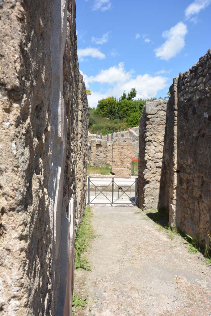 IX.5.9 Pompeii. May 2019. Room “a”, looking north along west wall of entrance corridor/fauces. 
Foto Christian Beck, ERC Grant 681269 DÉCOR.


