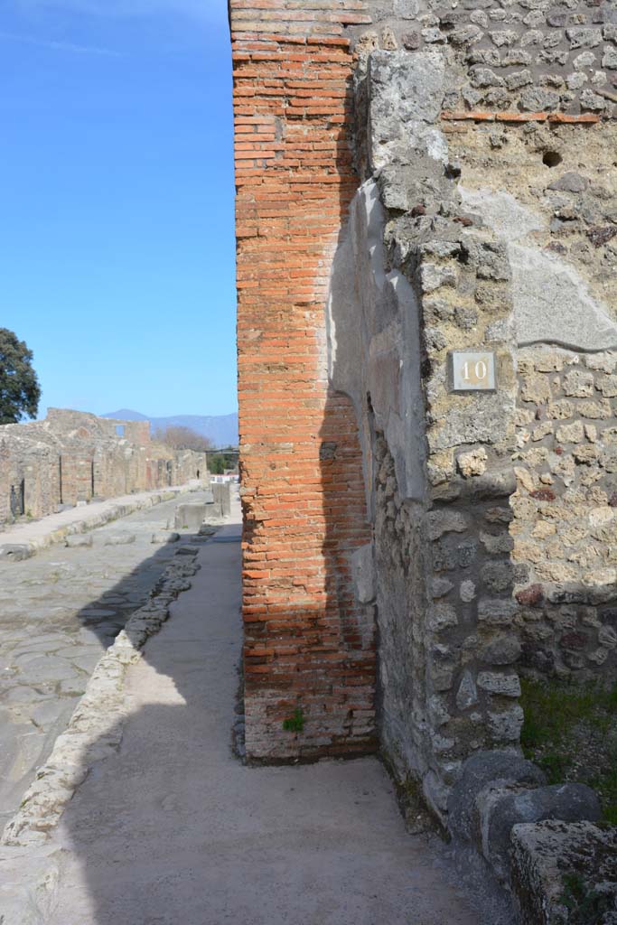 IX.5.10 Pompeii. March 2017. 
Looking towards east side of entrance doorway, and along Via di Nola.
Foto Christian Beck, ERC Grant 681269 DÉCOR.
