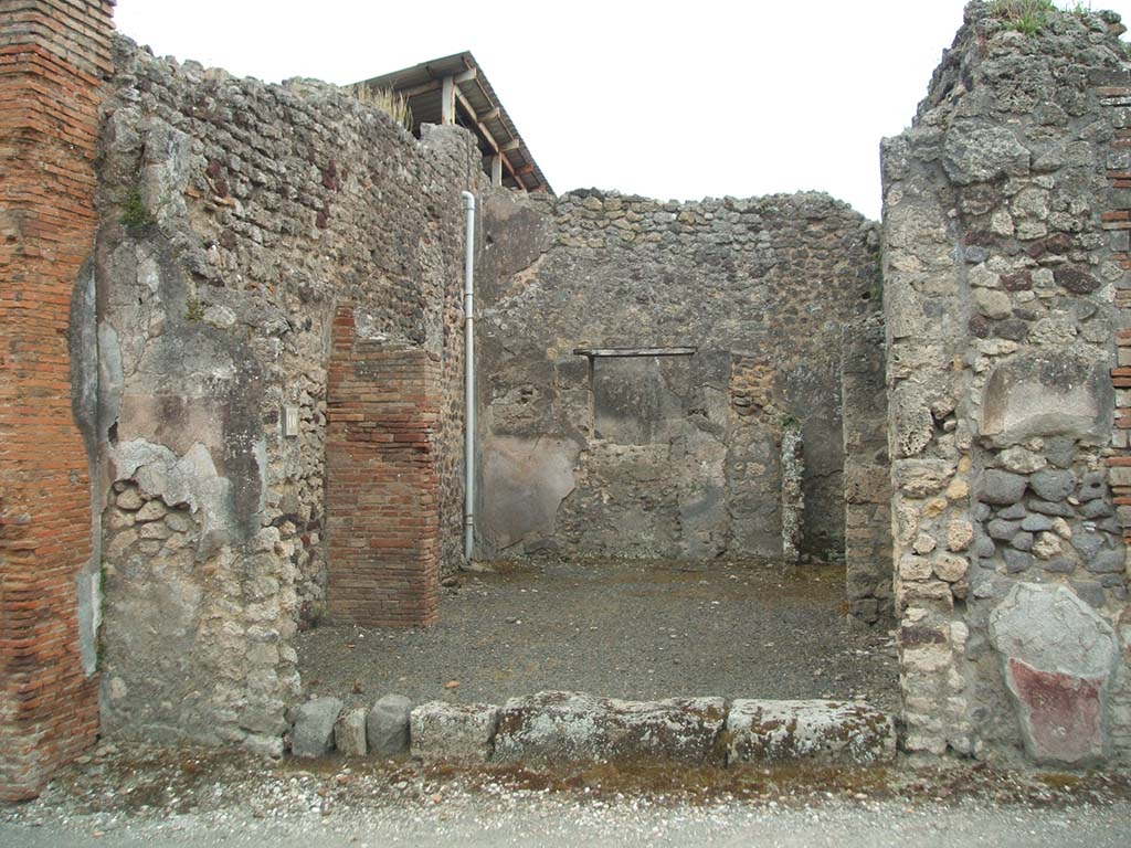 IX.5.10 Pompeii. May 2005. Shop entrance, looking south on Via di Nola.