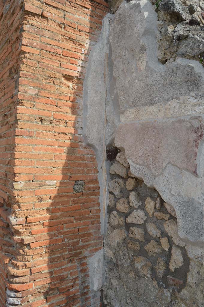 IX.5.10 Pompeii. March 2019. Detail of remaining painted decoration on east side of entrance doorway.
Foto Taylor Lauritsen, ERC Grant 681269 DÉCOR.

