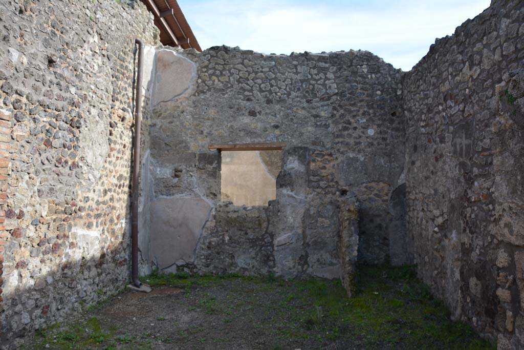 IX.5.10 Pompeii. March 2017. Looking towards south wall with window into IX.5.9. 
Foto Christian Beck, ERC Grant 681269 DÉCOR.
