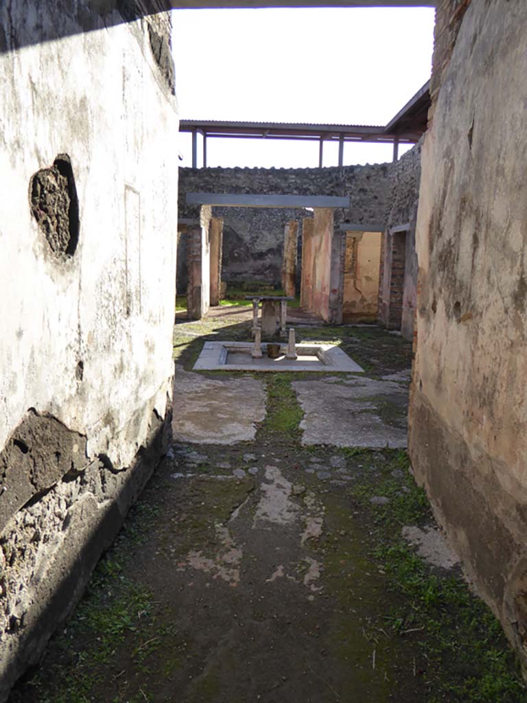 IX.5.11 Pompeii. January 2017.
Looking south from end of entrance corridor across impluvium in atrium b towards tablinum l (L).
Foto Annette Haug, ERC Grant 681269 DÉCOR

