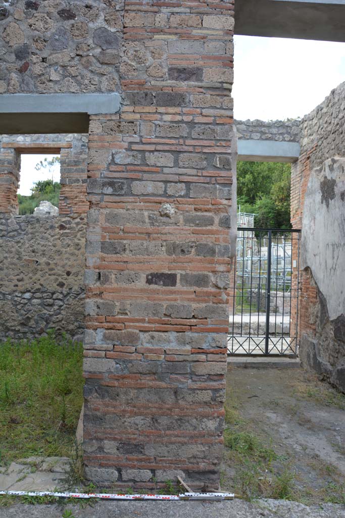 IX.5.11 Pompeii. May 2017. 
Room b, north side of atrium, pilaster between room c, on left, and entrance corridor, on right.
Foto Christian Beck, ERC Grant 681269 DÉCOR.
