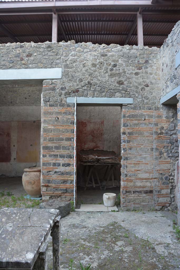 IX.5.11 Pompeii. May 2017. 
Looking east to doorway to room i on south side of east ala h, in south-east corner of atrium b.
Foto Christian Beck, ERC Grant 681269 DÉCOR.
