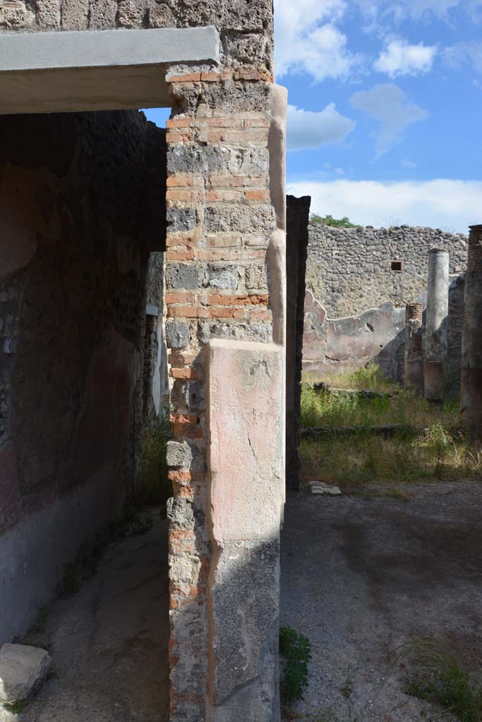 IX.5.11 Pompeii. May 2017. 
Room b, looking south to dividing pilaster between corridor m, on left, and tablinum l (L), on right.
Foto Christian Beck, ERC Grant 681269 DÉCOR.
