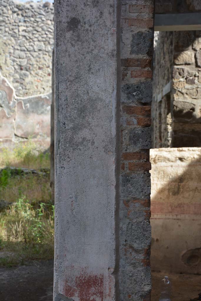 IX.5.11 Pompeii. May 2017. 
Room b, looking south to detail of dividing pilaster between tablinum l (L), on left, and room k, on right.
Foto Christian Beck, ERC Grant 681269 DÉCOR.
