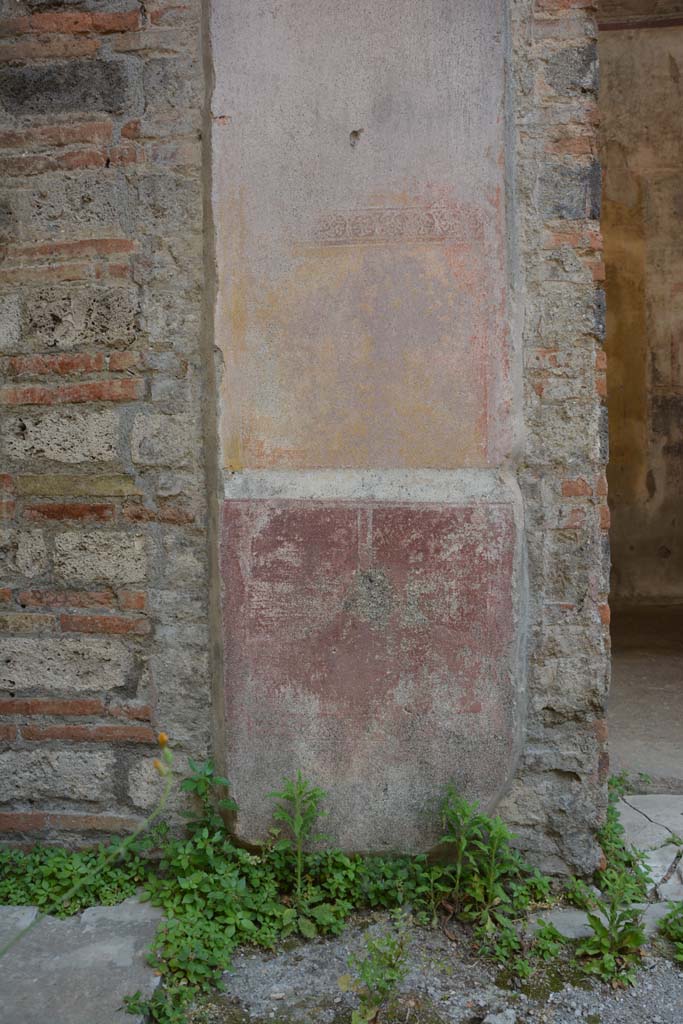 IX.5.11 Pompeii. May 2017. 
Room b, painted decoration on lower south side of doorway into room f. 
Foto Christian Beck, ERC Grant 681269 DÉCOR.
