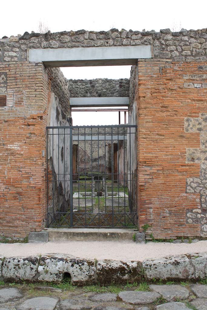 IX.5.11 Pompeii. May 2019. Looking south on Via di Nola through entrance doorway.
Foto Christian Beck, ERC Grant 681269 DÉCOR.

