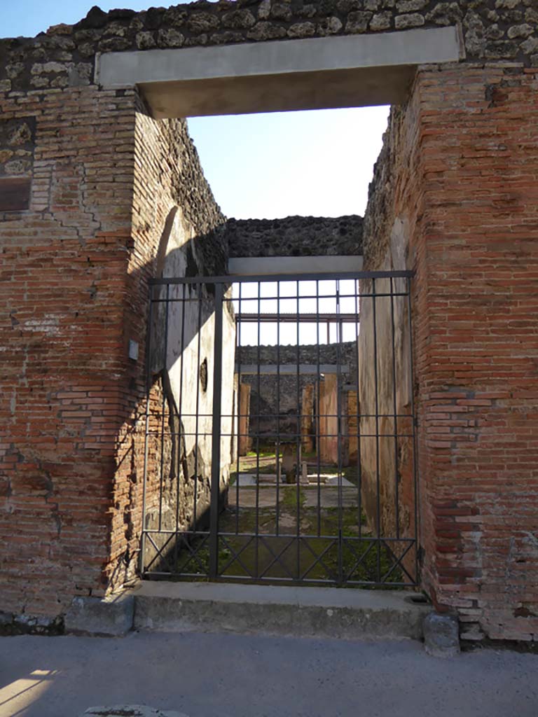 IX.5.11 Pompeii. January 2017. Looking south through entrance doorway.
Foto Annette Haug, ERC Grant 681269 DÉCOR
