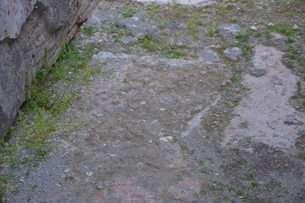 IX.5.11 Pompeii. March 2017. Room a, lower east wall and flooring towards south end of entrance corridor.   
Foto Christian Beck, ERC Grant 681269 DÉCOR.

