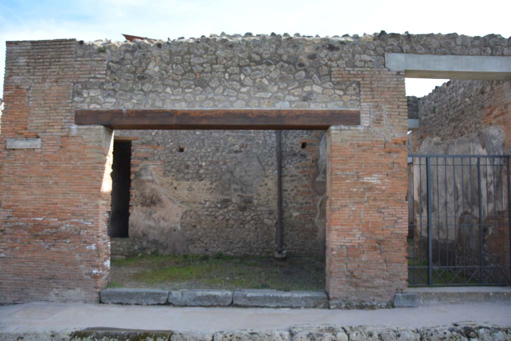 IX.5.12 Pompeii. March 2017. Looking south to entrance doorway on Via di Nola. 
Foto Christian Beck, ERC Grant 681269 DÉCOR.

