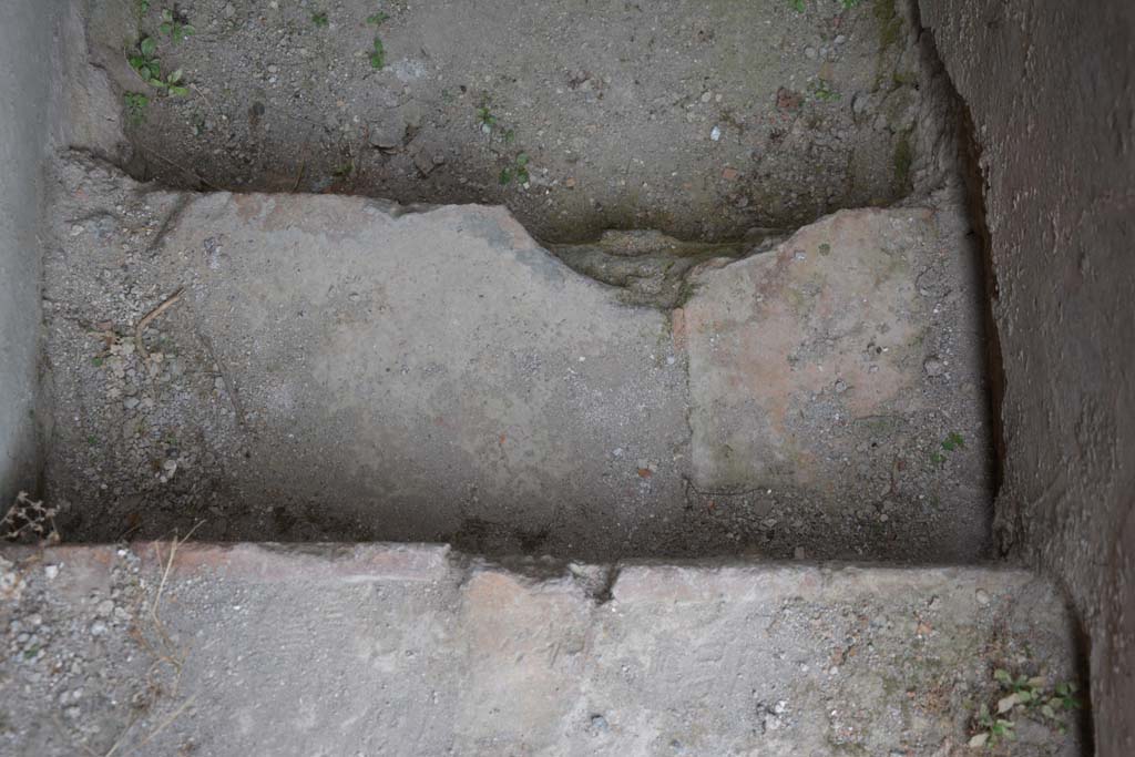 IX.5.12 Pompeii. May 2017. Steps down in narrow area in south-east corner.
Foto Christian Beck, ERC Grant 681269 DÉCOR.

