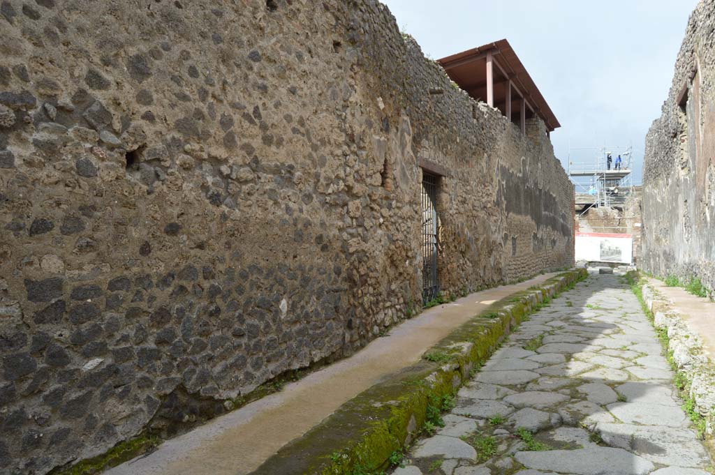 IX.5.13 Pompeii, March 2018. Looking north along west wall of Vicolo del Centenario, towards entrance doorway, in centre.
Foto Taylor Lauritsen, ERC Grant 681269 DÉCOR.
