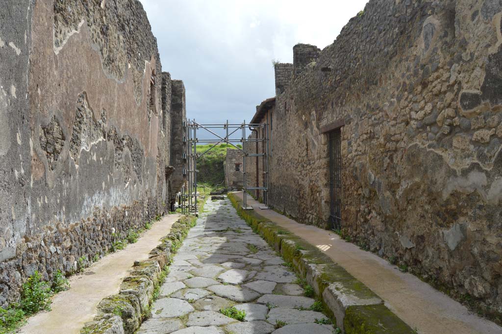 IX.8 Pompeii, on left. May 2006. Vicolo del Centenario, looking south from outside IX.5.13, on right.  
Foto Taylor Lauritsen, ERC Grant 681269 DÉCOR.

