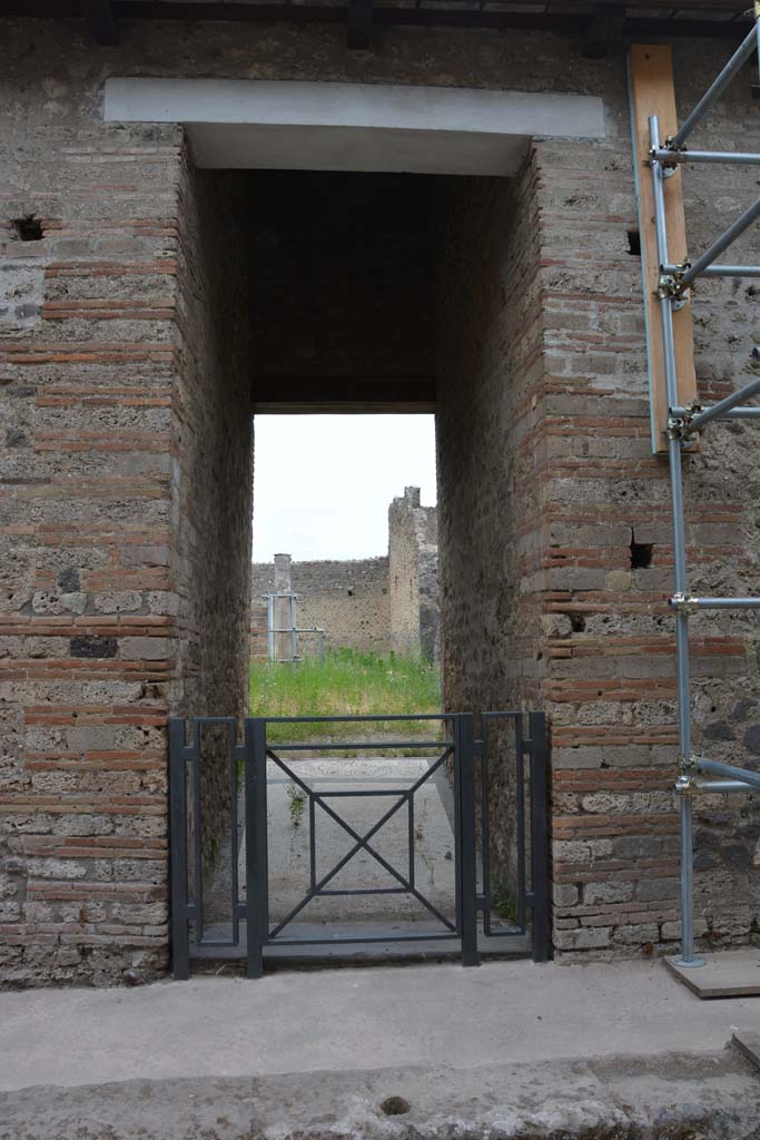 Vicolo del Centenario, Pompeii. May 2017. Looking west towards entrance doorway.
Foto Christian Beck, ERC Grant 681269 DÉCOR.

