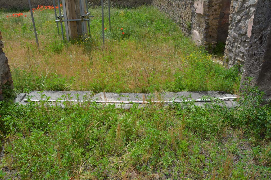 IX.5.14 Pompeii. May 2017. Room “b”, west side of atrium, with doorway threshold onto east portico of peristyle “k”.
Foto Christian Beck, ERC Grant 681269 DÉCOR.
