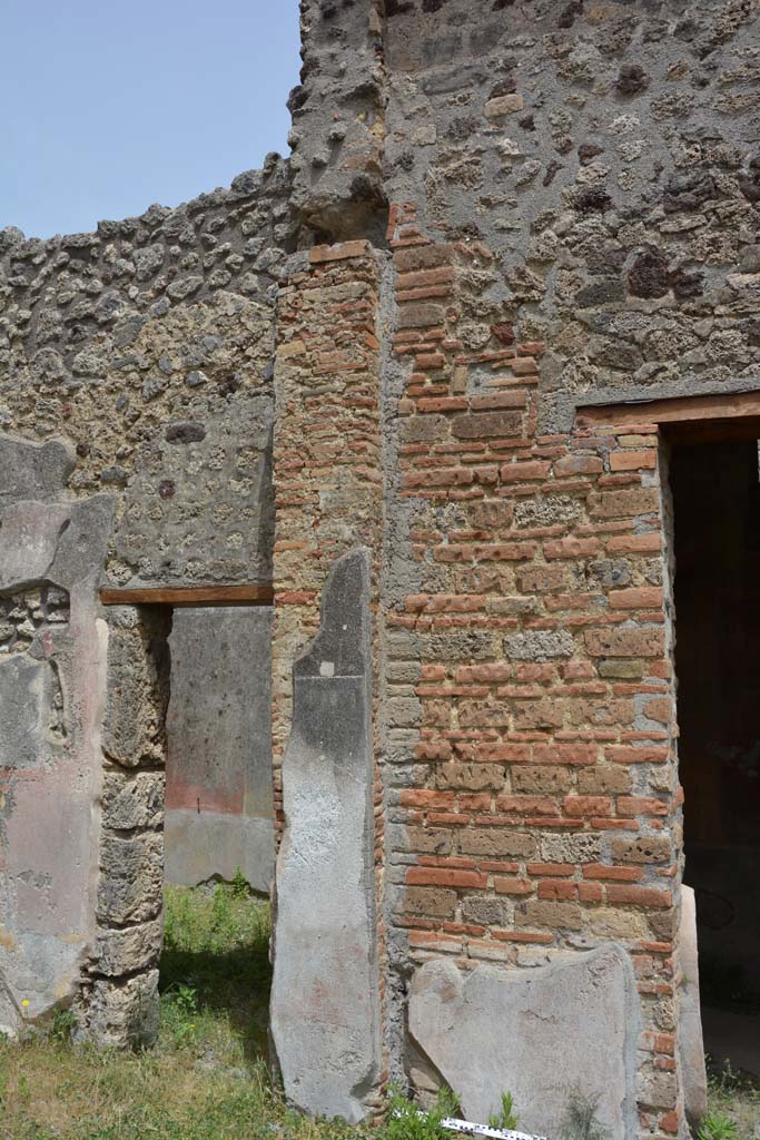 IX.5.14 Pompeii. May 2017. 
Room “b”, north-east corner of atrium, with doorway to room “d” in north ala, on left, and pilaster on north side of room “c”, on right.
Foto Christian Beck, ERC Grant 681269 DÉCOR.
