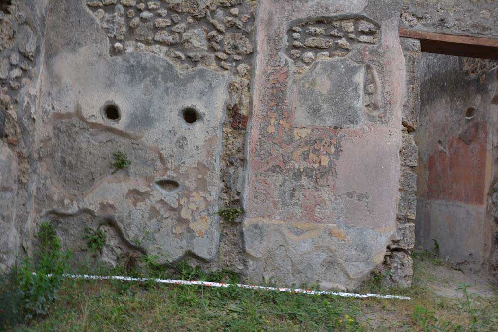 IX.5.14 Pompeii. May 2017. North ala e, lower east wall, with doorway to room d, on right.
Foto Christian Beck, ERC Grant 681269 DCOR.

