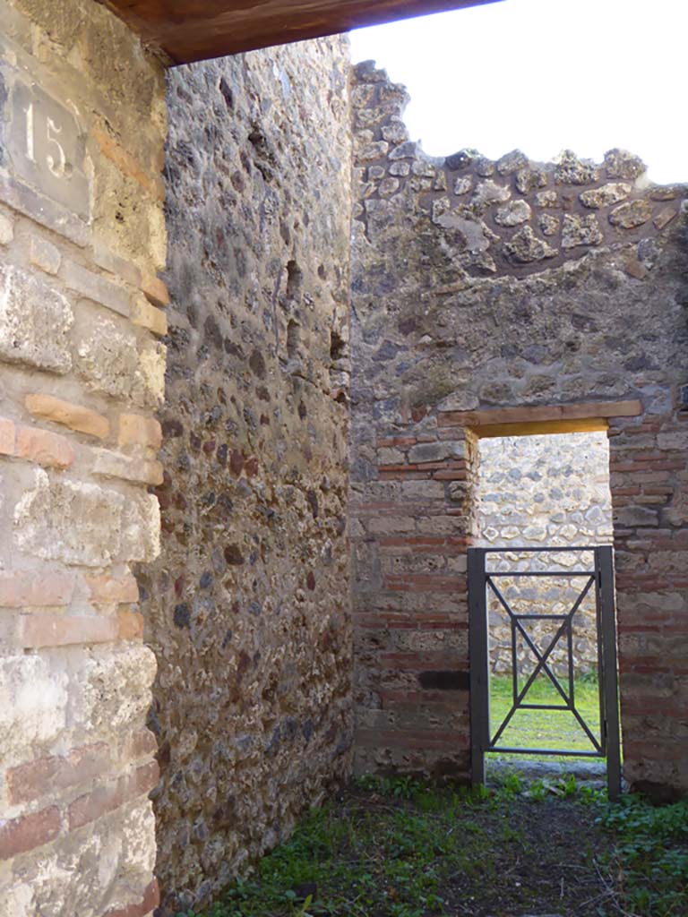 IX.5.15 Pompeii. January 2017. 
Looking west from entrance doorway along south wall of room “h” of IX.5.14-16.
Foto Annette Haug, ERC Grant 681269 DÉCOR
