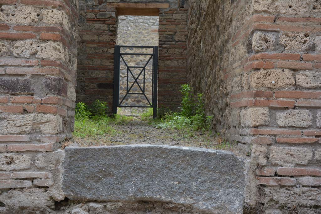 IX.5.15 Pompeii. May 2017. Looking towards threshold of doorway in room “h”. 
Foto Christian Beck, ERC Grant 681269 DÉCOR.
