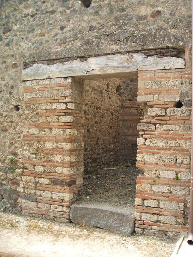 IX.5.15 Pompeii. May 2005. Entrance doorway into room h.