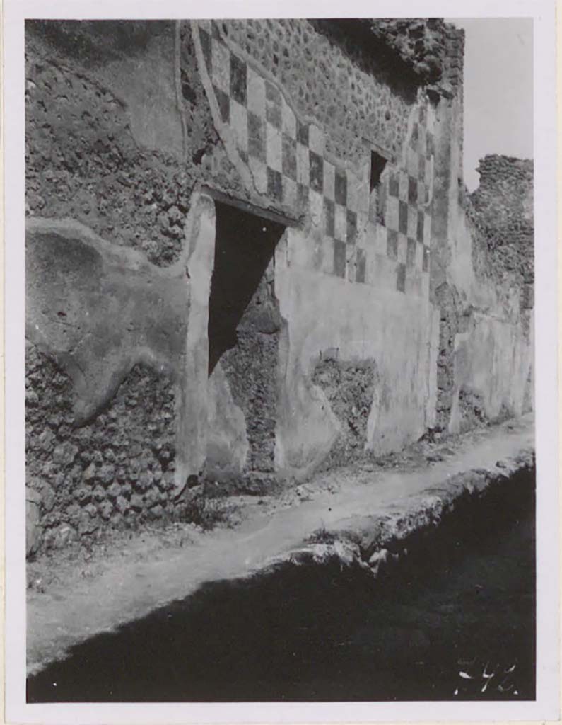 IX.5.17 Pompeii. Pre-1942. Entrance doorway and painted wall on its east side between IX.5.17 and IX.5.16.
According to Warscher this shows the painted street wall between Nos. 17 and 18.
(Pittura sulla parete della strada tra i NNo. 17 e 18).
See Warscher, T. 1942. Catalogo illustrato degli affreschi del Museo Nazionale di Napoli. Sala LXXIX. Vol.1. Rome, Swedish Institute.

