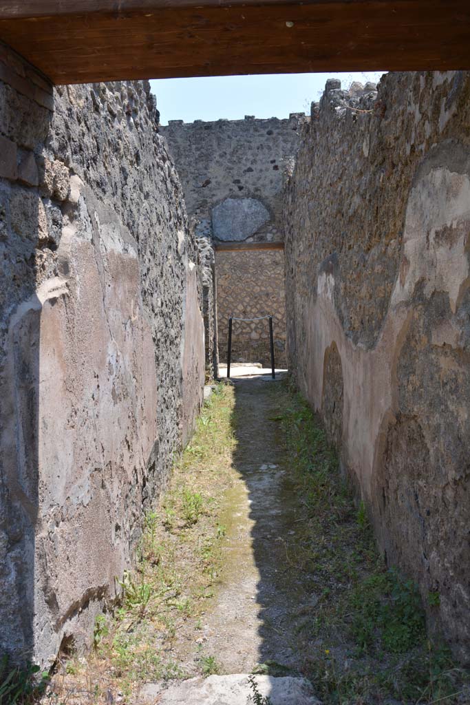IX.5.6 Pompeii. May 2017. Room y, looking south along corridor y from garden area u.
Foto Christian Beck, ERC Grant 681269 DÉCOR.
