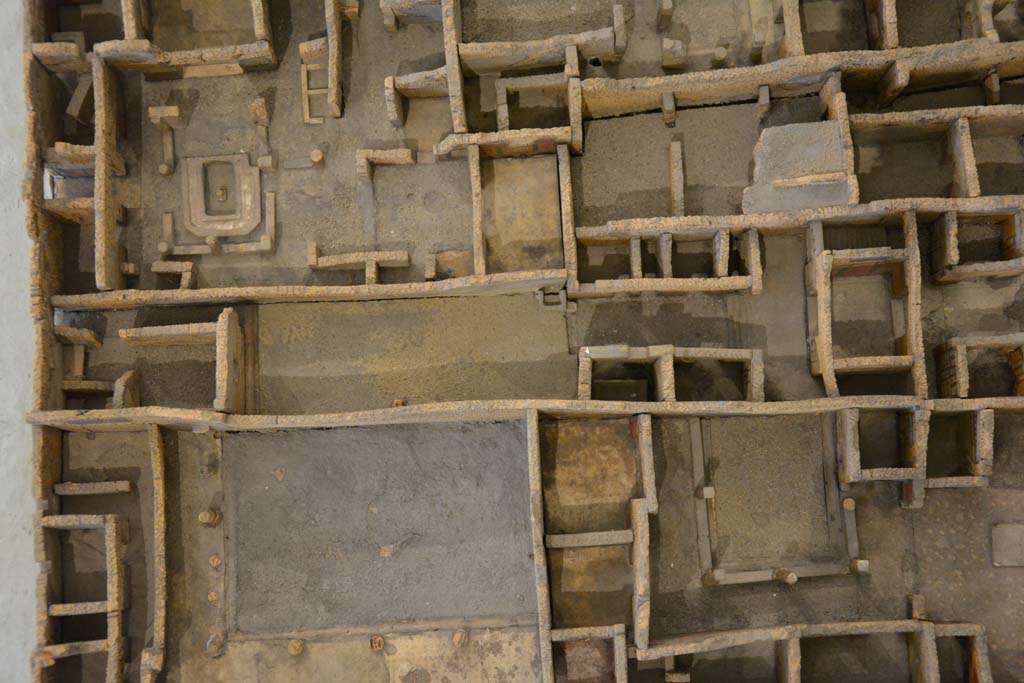 IX.5.17 Pompeii, across centre. July 2017. Looking towards rear garden area, south side of IX.5.6, with entrance at IX.5.17, on left.      
From cork model in Naples Archaeological Museum.
Foto Annette Haug, ERC Grant 681269 DÉCOR
