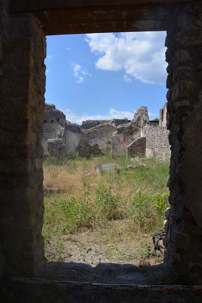 IX.5.18 Pompeii. May 2017. 
Room h, looking north through doorway towards north-east side of atrium.
Foto Christian Beck, ERC Grant 681269 DÉCOR.
