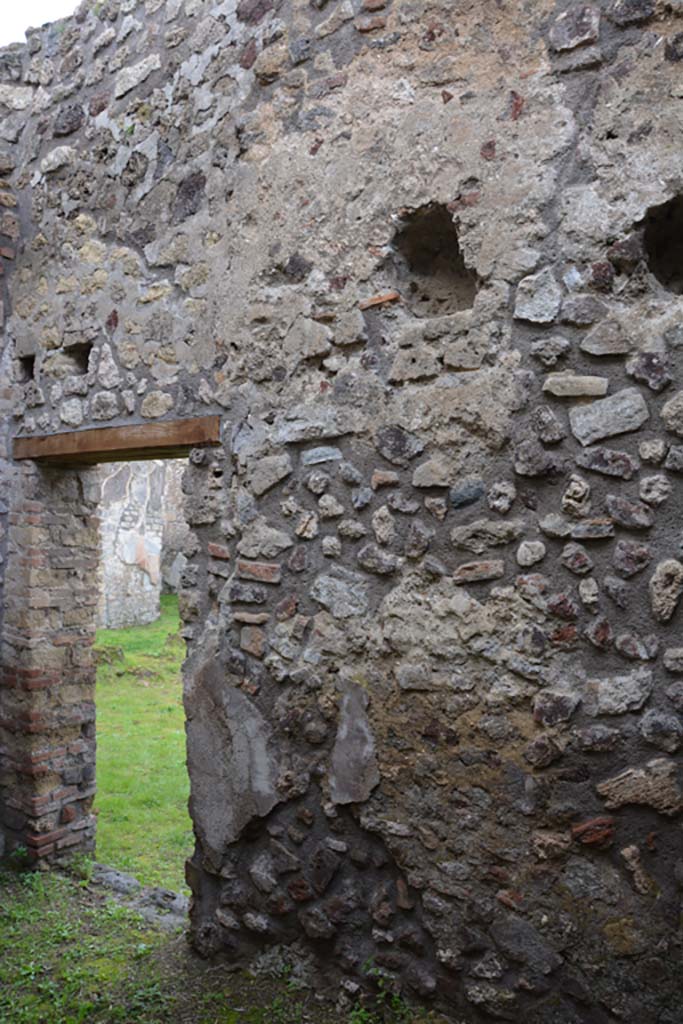 IX.5.18 Pompeii. March 2018. Room “h”, looking along north wall towards doorway to atrium “b”.
Foto Annette Haug, ERC Grant 681269 DÉCOR.


