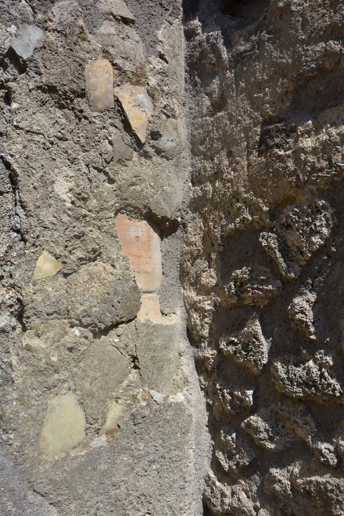 IX.5.18 Pompeii. May 2017. Room h, south-east corner, with downpipe in east wall.
Foto Christian Beck, ERC Grant 681269 DÉCOR.
