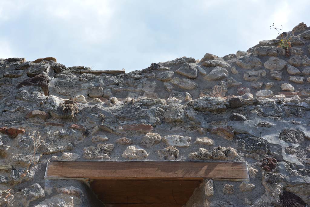 IX.5.18 Pompeii. May 2017. Room h, upper south wall above window at east end. 
Foto Christian Beck, ERC Grant 681269 DÉCOR.
