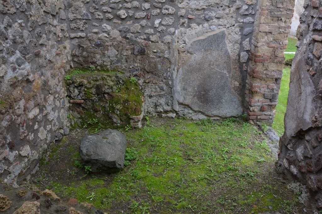 IX.5.18 Pompeii. March 2018. Room “h”, looking towards west end with doorway to atrium “b”, on right.  
Foto Annette Haug, ERC Grant 681269 DÉCOR.
