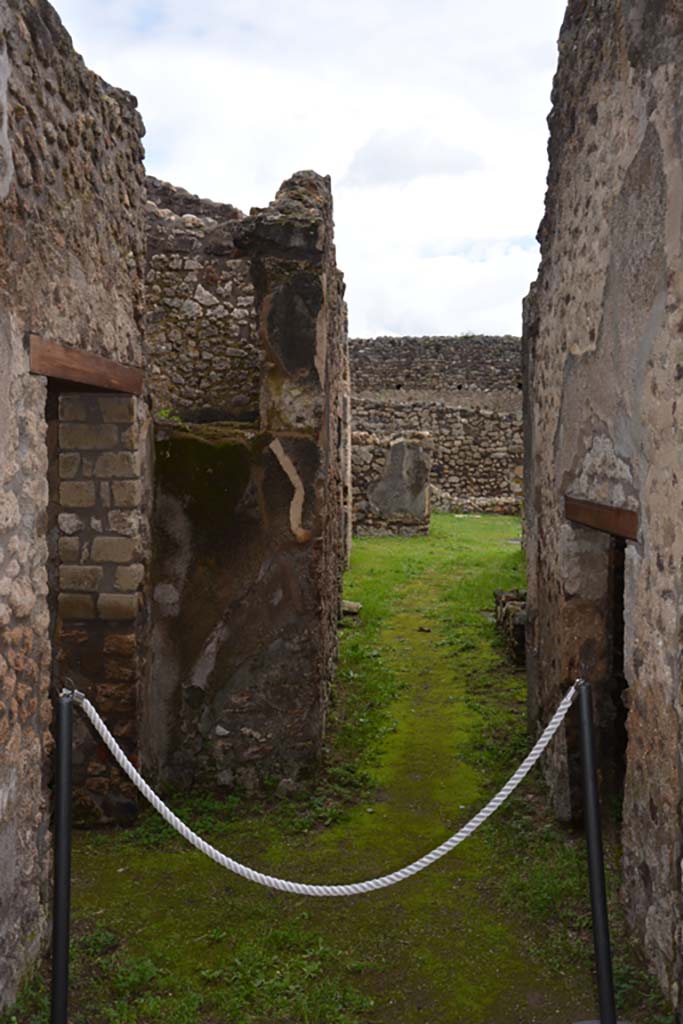 IX.5.18 Pompeii. March 2018. 
Corridor “q”, looking east from entrance doorway at IX.5.21, with room “t”, on left, and room “v”, on right. 
Foto Annette Haug, ERC Grant 681269 DÉCOR

