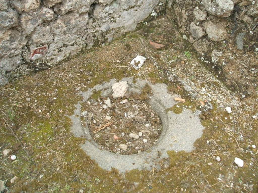IX.5.18 Pompeii. May 2005. Corridor “q”, cistern mouth “w” in corridor “q” leading to entrance at IX.5.21.
Area “w”, according to Zevi, was a masonry bench or counter with a basin and a cistern.
See Zevi, F., 1964. La Casa Reg IX.5.18-21 a Pompei e le sue pitture: Studi Miscellanei 5. Roma: Bretschneider, p. 11, T: VIII,4.


See Zevi, F., 1964. La Casa Reg IX.5.18-21 a Pompei e le sue pitture: Studi Miscellanei 5. Roma: Bretschneider, p. 11, T: VIII,4.



