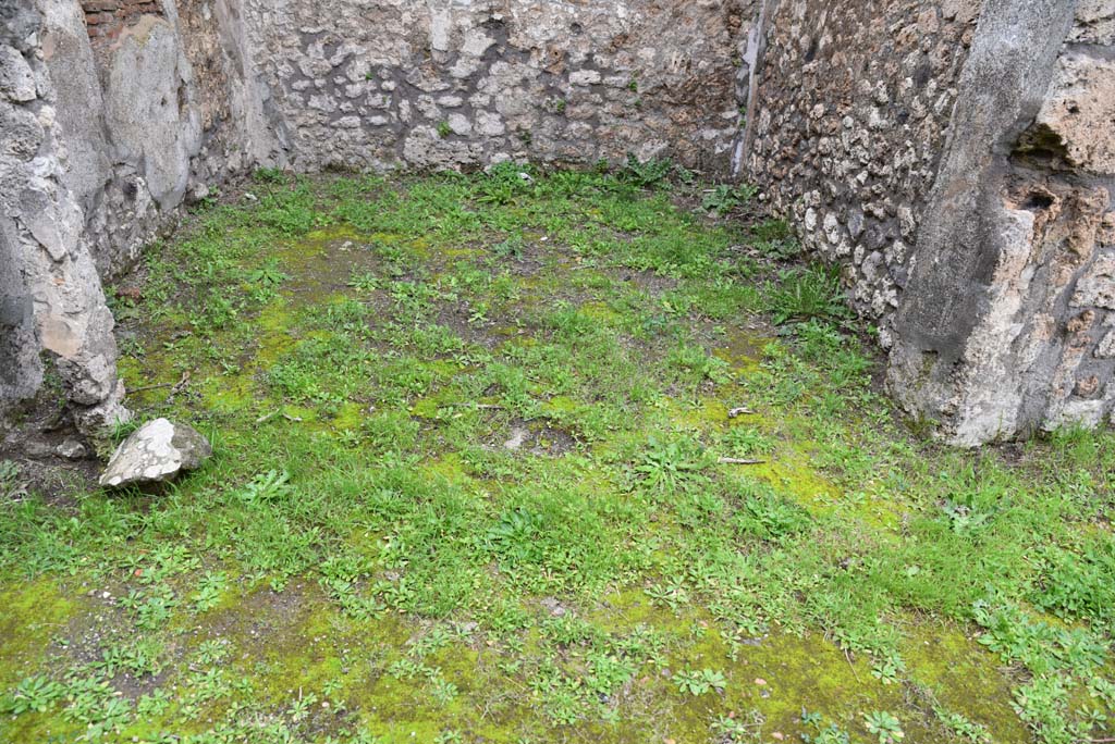 IX.5.18 Pompeii. March 2018.  Room “r”, looking north across flooring from corridor “q”.
Foto Annette Haug, ERC Grant 681269 DÉCOR.
