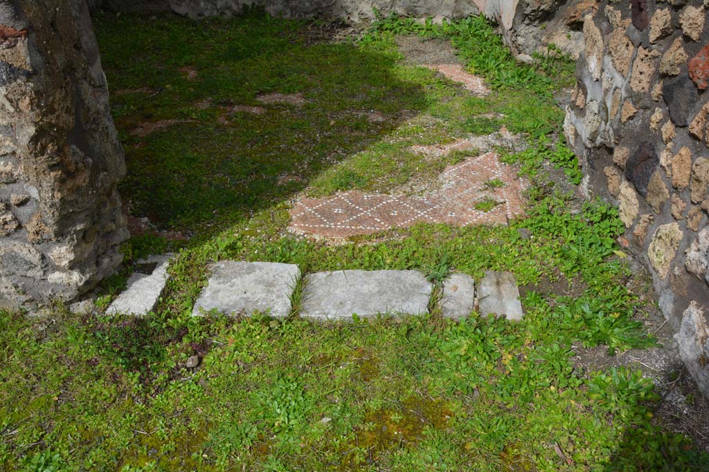 IX.5.18 Pompeii. March 2018.  Room “p”, looking towards doorway threshold from corridor “q”.
Foto Annette Haug, ERC Grant 681269 DÉCOR.
