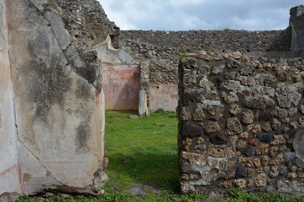 IX.5.18 Pompeii. March 2018.  Room “p”, east wall with doorway to room “l” (L).
Foto Annette Haug, ERC Grant 681269 DÉCOR.
