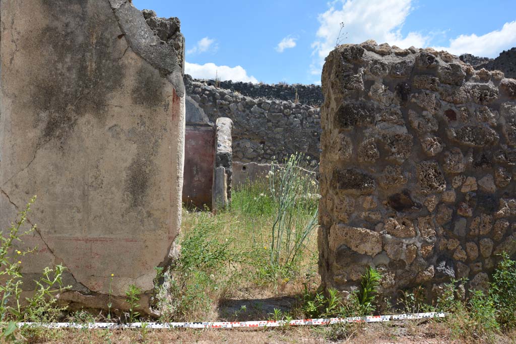 IX.5.18 Pompeii. May 2017. Room p, looking east through doorway towards room l (L).
Foto Christian Beck, ERC Grant 681269 DÉCOR.
